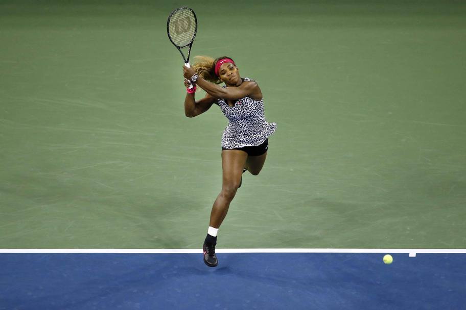Serena Williams, in completo leopardato, risponde ad un colpo di Taylor Townsend. AP